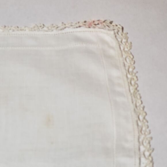 VTG 1960'S WOMENS HANKIE WHITE CROCHET SCALLOPED EDGE BRIDAL WEDDING LACE - Picture 5 of 9